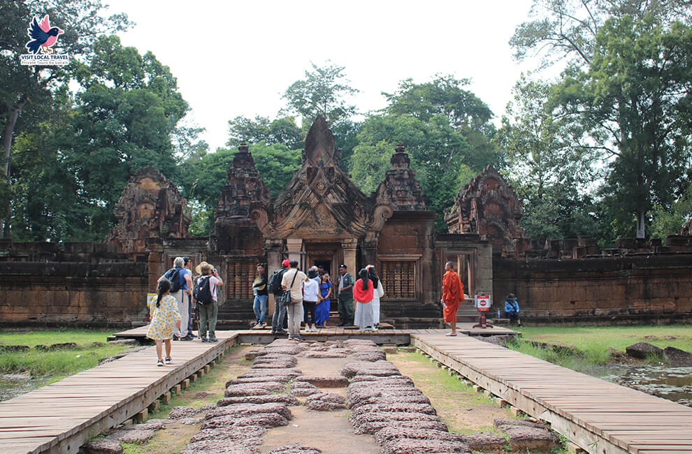 Experience Banteay Srei’s history with guided tours